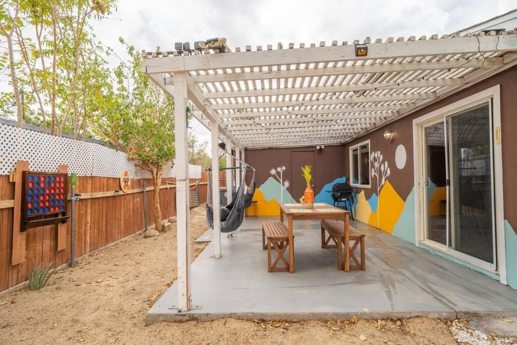 Palm Vista Retreat *Hot Tub/Cowboy Pool/Hammocks* Villa Joshua Tree Exteriör bild