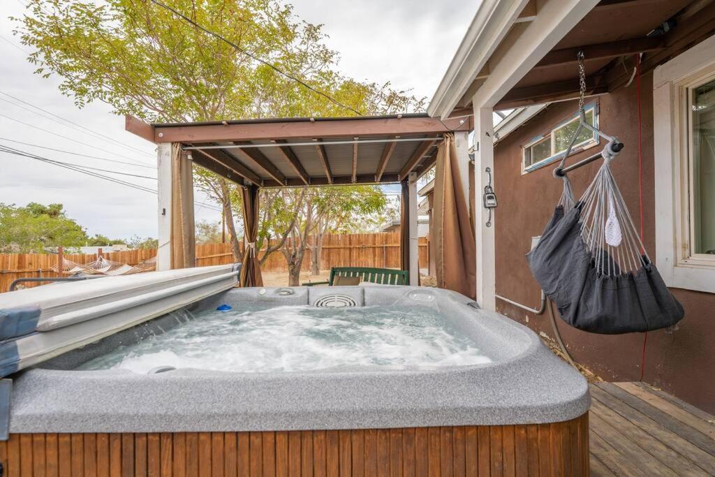 Palm Vista Retreat *Hot Tub/Cowboy Pool/Hammocks* Villa Joshua Tree Exteriör bild